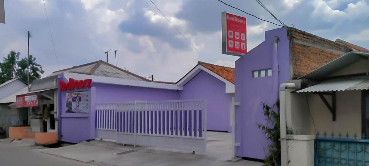 Hotel Reddoorz @ Jalan Ahmad Yani Karawang Exteriér fotografie